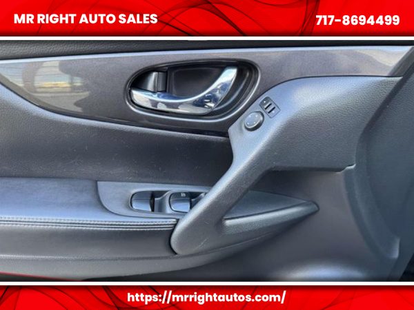 2018 Nissan Rogue FWD SV - Image 9