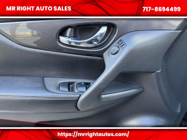 2018 Nissan Rogue FWD SV - Image 10
