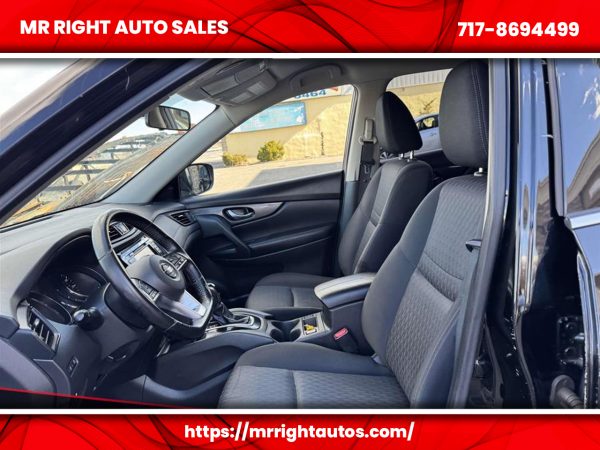 2018 Nissan Rogue FWD SV - Image 4