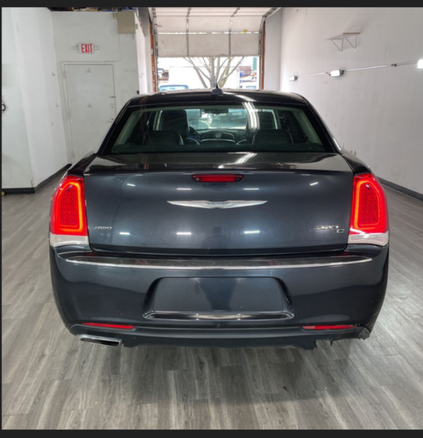 2016 Chrysler - Image 5